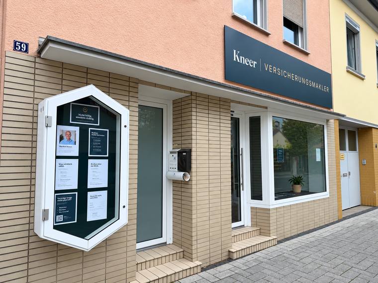 Bueroeingang Hauptstrasse 59 in Lohmar mit Kneer Versicherungsmakler Schild und Schaukasten